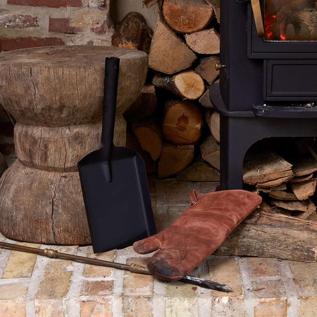 ASH SHOVEL WITH LEATHER GLOVE