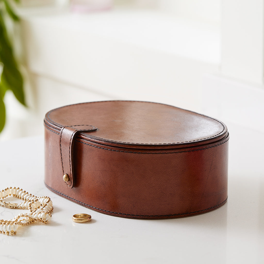 Oval jewellery box closed